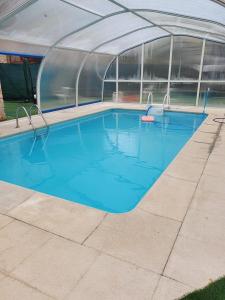 una grande piscina in una serra di La casona de isa a Palazuelos de Eresma