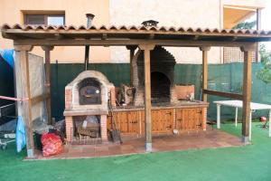 cenador de madera con horno al aire libre en La casona de isa, en Palazuelos de Eresma