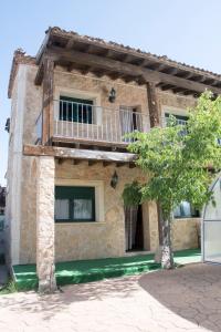 una casa con balcone sul lato di La casona de isa a Palazuelos de Eresma