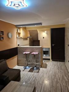uma cozinha com dois bancos de bar numa sala de estar em House Slava em Veliko Tarnovo