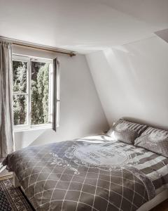 ヴィソコにあるHoliday Home Amilaのベッドルーム(ベッド1台、窓付)