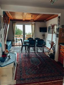 un soggiorno con tavolo e sedie di Holiday Home Amila a Visoko