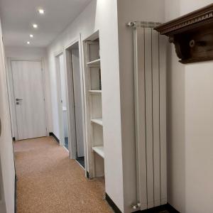 um corredor com paredes brancas e um armário em SEA COTTAGE em Savona