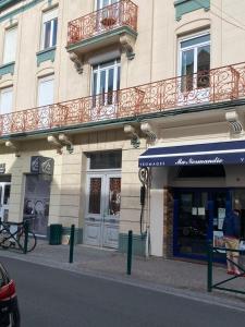 a building with a blue awning on a street at Ma parenthèse in Wimereux