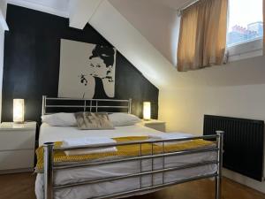sypialnia z łóżkiem z obrazem na ścianie w obiekcie ApartaSuites London Emerald w Londynie