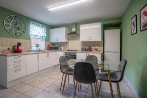 Η κουζίνα ή μικρή κουζίνα στο The Faustus - 3 Bedroom House in Canterbury City