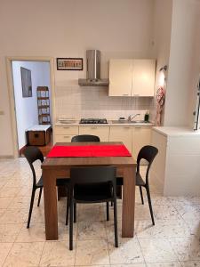 kuchnia z drewnianym stołem z czarnymi krzesłami w obiekcie Roma Basento w Rzymie