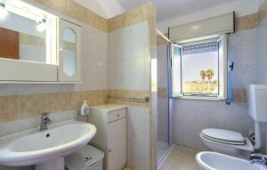 レイタニにあるVilla Cavarraのバスルーム(洗面台、トイレ付)、窓が備わります。