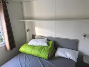Posteľ alebo postele v izbe v ubytovaní MOBIL HOME camping LES ILES PASSY MT BLANC