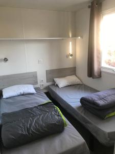 Postel nebo postele na pokoji v ubytování MOBIL HOME camping LES ILES PASSY MT BLANC