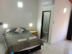 En eller flere senge i et værelse på Las Salinas Hostal