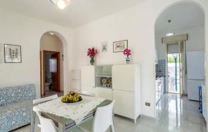 A kitchen or kitchenette at Villa Cavarra