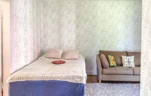 Ένα ή περισσότερα κρεβάτια σε δωμάτιο στο Lovely Home In rsundsbro With Wifi