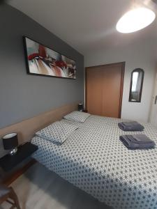 Chambre d'hôte le Bois Joli tesisinde bir odada yatak veya yataklar