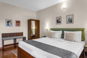 Postel nebo postele na pokoji v ubytování La Vaiencia Beach Resort, Morjim