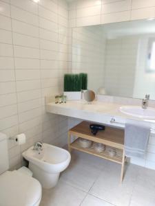 bagno bianco con servizi igienici e lavandino di Villa Lía by SunHousesCanarias a Salobre