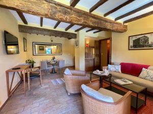 Val di Codena - Holiday Home في Vetto: غرفة معيشة مع أريكة وكراسي وطاولة