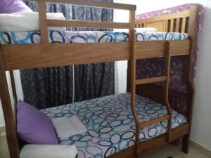 Bunk bed o mga bunk bed sa kuwarto sa Lyneks Cosy Apartment
