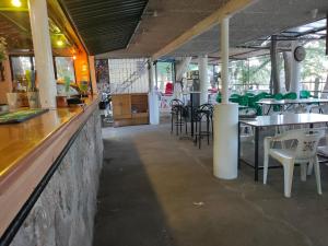 un restaurante con mesas, sillas y una barra en Casa Rural del Tormes en Puente del Congosto