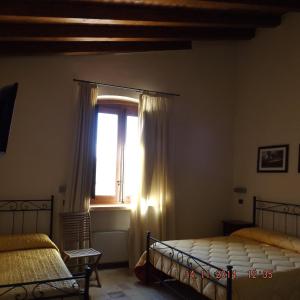 カニカッティにあるCorte dei Monaciのベッドルーム1室(ベッド2台、窓付)