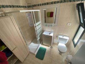 een badkamer met een douche, een toilet en een wastafel bij CASA MERY in Puerto del Carmen
