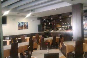 une salle à manger avec des tables et des chaises ainsi qu'un bar dans l'établissement Casa de Larios, à Estepa