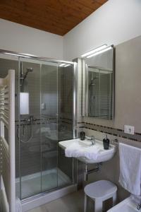 a bathroom with a glass shower and a sink at Gioia In Collina in Torrevecchia Teatina