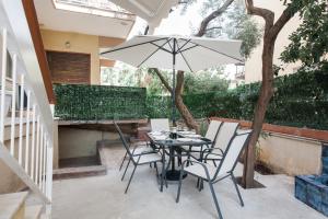 Patio alebo iná vonkajšia časť ubytovania Waterfront Glyfada