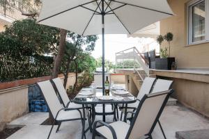 Patio alebo iná vonkajšia časť ubytovania Waterfront Glyfada