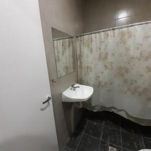 y baño con lavabo y espejo. en Alojamiento en Mendoza en Godoy Cruz