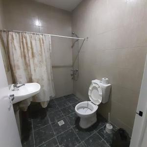a bathroom with a toilet and a sink at Alojamiento en Mendoza in Godoy Cruz