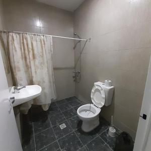 y baño con aseo y lavamanos. en Alojamiento en Mendoza en Godoy Cruz