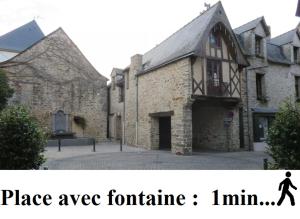 un gran edificio de piedra con una persona pasando por él en Voyage de lumière - Dormir Comme à la maison -, en Châteaubriant
