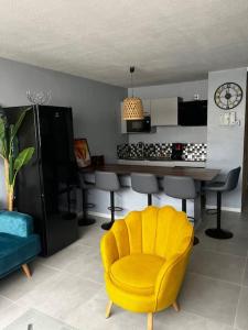 TV a/nebo společenská místnost v ubytování Le Chacha - superbe appartement à 2 minutes de la plage à pied + 10 fotografií