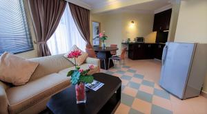 uma sala de estar com um sofá e uma mesa em D'Vista Residenz in Lotus Desaru Beach Resort em Desaru