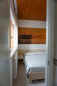 - une chambre avec un lit et une peinture de la jetée dans l'établissement Gioia In Collina, à Torrevecchia Teatina