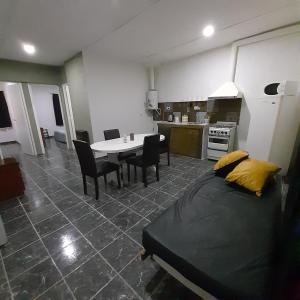 a room with a bed and a table and a kitchen at Alojamiento en Mendoza in Godoy Cruz