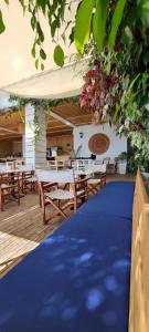 Restoran või mõni muu söögikoht majutusasutuses Sunset Boulevard Hotel