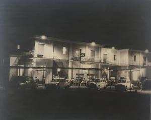una foto en blanco y negro de coches estacionados frente a un edificio en Nuevo Hotel Vista Alegre, en Valdepeñas
