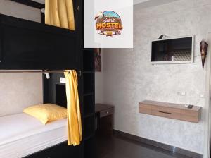 sypialnia z łóżkiem piętrowym i telewizorem w obiekcie Stork Marrakech Luxury Hostel w Marakeszu