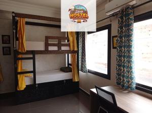 Pokój z 2 łóżkami piętrowymi i stołem w obiekcie Stork Marrakech Luxury Hostel w Marakeszu