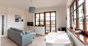 ein Wohnzimmer mit einer Couch und einem Tisch in der Unterkunft Apartmán Sjezdovka in Kašperské Hory