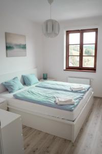 Ein Bett oder Betten in einem Zimmer der Unterkunft Apartmán Sjezdovka