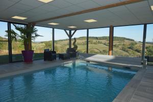 Bazén v ubytování Gîte de Bellevue avec piscine intérieure privative nebo v jeho okolí