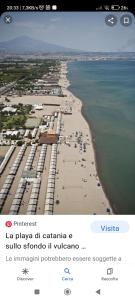 z powietrza widok na plażę i ocean w obiekcie HolidayDream Catania w Katanii