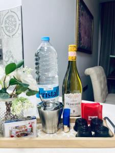 una botella de agua junto a una botella de vino en Beach front High End apartment, direct sea views., en Marsalforn