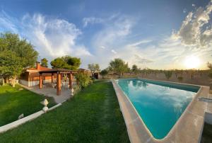 a swimming pool in a yard with a gazebo at Finca El Relax Casa Rural en Colmenar de Oreja in Colmenar de Oreja