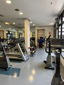 un gimnasio con cintas de correr y elípticas en una habitación en Suíte Aeroporto Congonhas en São Paulo