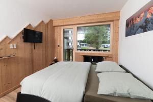 sypialnia z dużym łóżkiem i oknem w obiekcie Charmant Studio tout confort au Brévent-Chamonix w Chamonix-Mont-Blanc