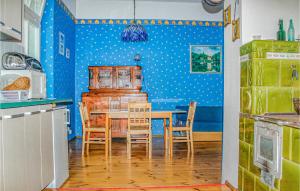 eine Küche mit einem Tisch und Stühlen im Zimmer in der Unterkunft 2 Bedroom Awesome Home In Osno Lubuskie in Ośno Lubuskie